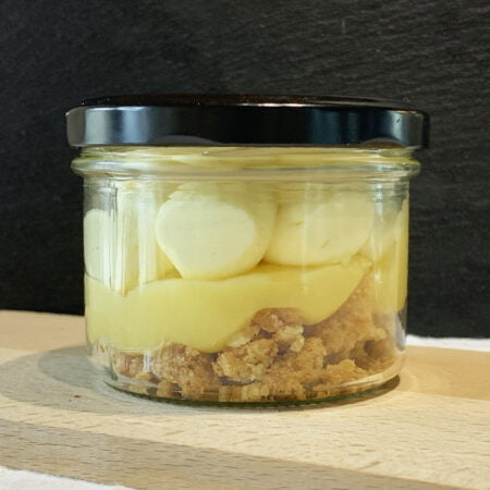 Verrine au citron meringué dans un pot en verre sur planche