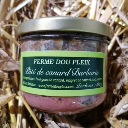 Pot de pâté de canard de race barbarie sur un lit de véritable foin