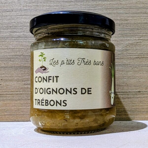 Un pot d'oignons de Trébons confit sur un fond bois et un sol clair