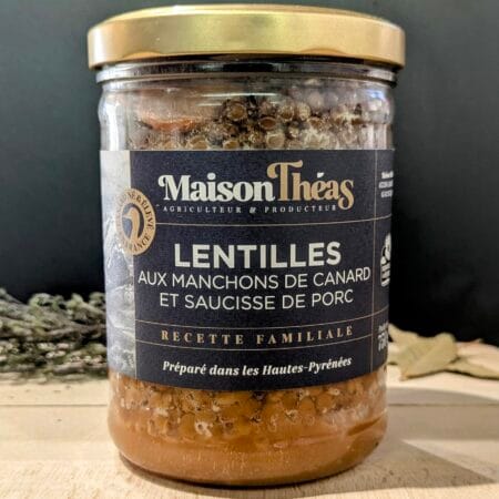 plat préparé de lentilles à la saucisse de porc et au manchon de canard de la maison théas à Garderes dans l'enclave