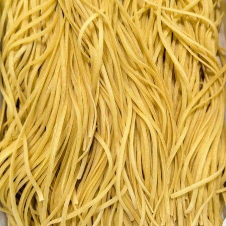 Des linguinés à la semoule de blé dur et aux œufs de ferme. photographiés de près