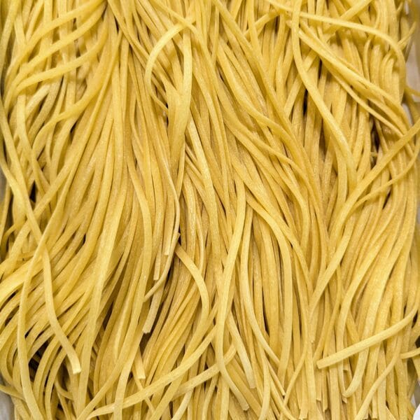 Des linguinés à la semoule de blé dur et aux œufs de ferme. photographiés de près