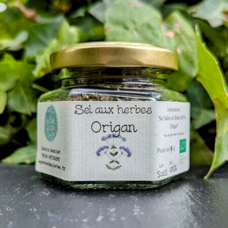 Du sel aux herbes d'origan, posé sur une ardoise, le tout devant un fond de lière