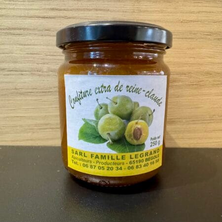 un pot de confiture de Prune Reine Claude sur un fond bois et socle noir