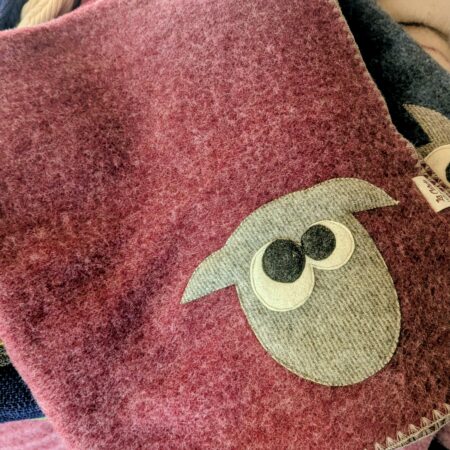 La Carde, plaid rouge, tête de mouton