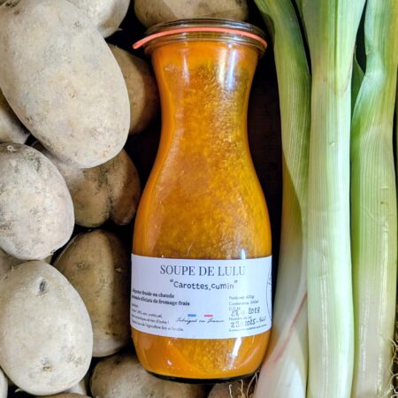 Au centre, une soupe de Lulu, soupe à la carotte et au cumin, à droite, des poireaux et à gauche, des patates