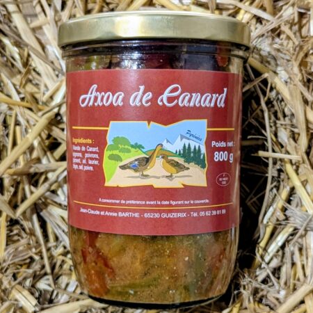 Une conserve d'Axoa de Canard de la Maison Barthe sur de la paillen en arrière plan