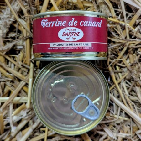un nid de paille sur lequel est posée uné boite de terrine de Canard faite par la Maison Barthe à Guizereix