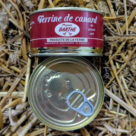 une boite en métal de pâté de canard au poivre vert de la Maison Barthe